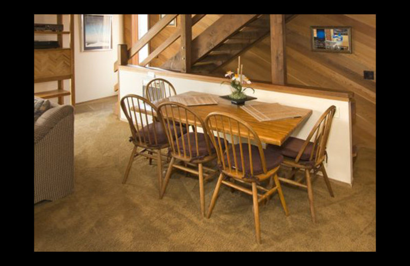 Vacation rental dining area at JetLiving.