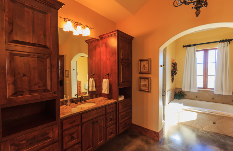 Rental bathroom at The Vineyard at Florence.