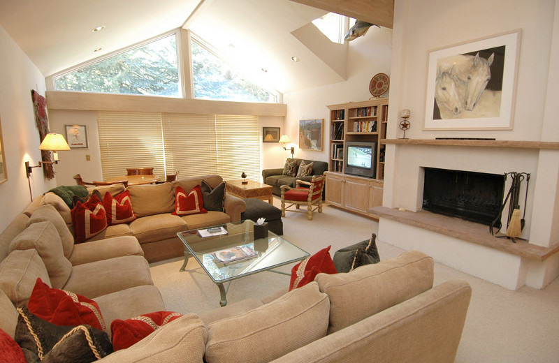 Rental living room at Frias Properties of Aspen - Clarendon #6.