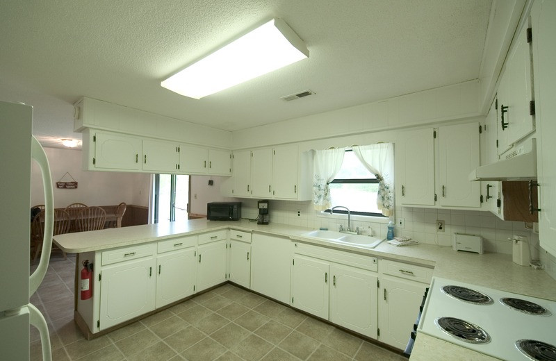 Cottage kitchen at Norfork Resort & Trout Dock.