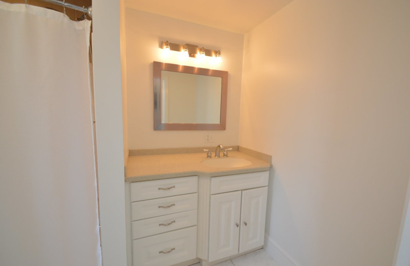 Guest bathroom at Waters Edge B