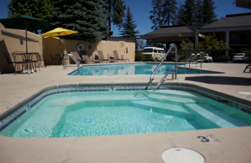 Outdoor pool at Bend Inn & Suites.