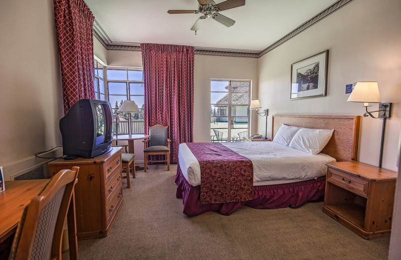 Guest room at Tahoe Biltmore Lodge 