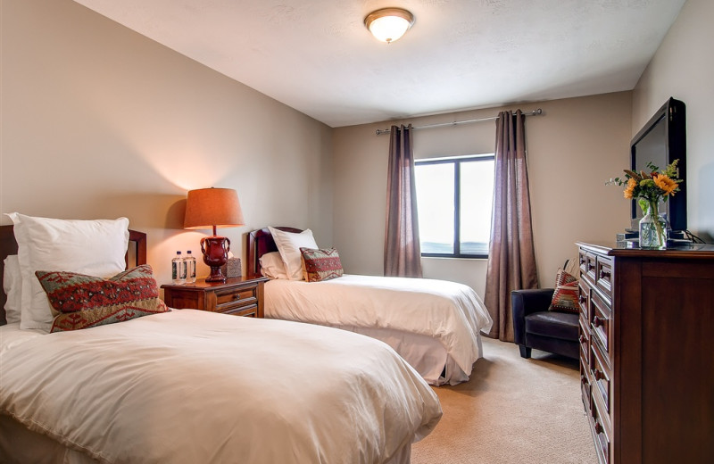 Twin bed guest room at Snowpine Lodge.