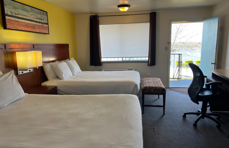 Guest room at Lakeshore Inn Water-Front Moses Lake.