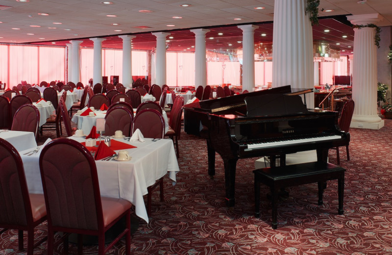 Dining at Cove Haven Entertainment Resorts.