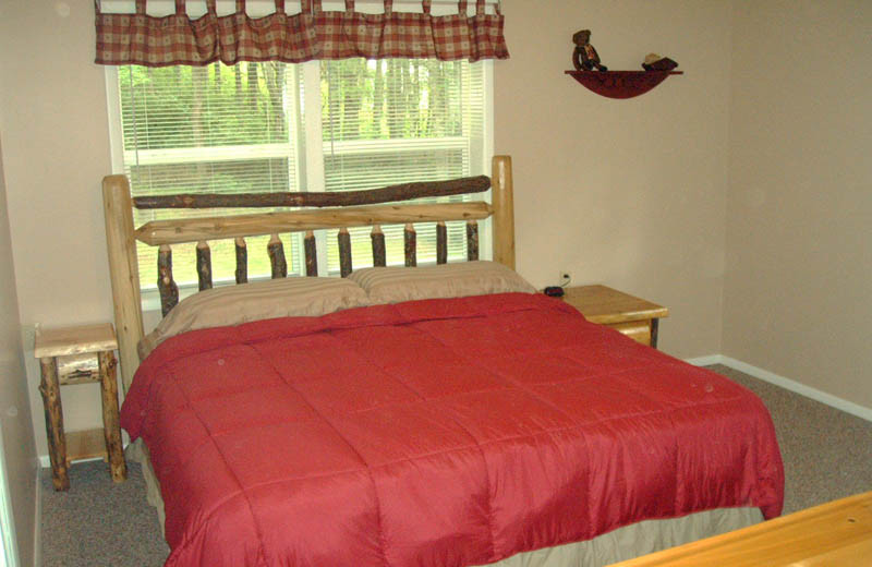 Cabin bedroom at Big Bear Log Cabins.