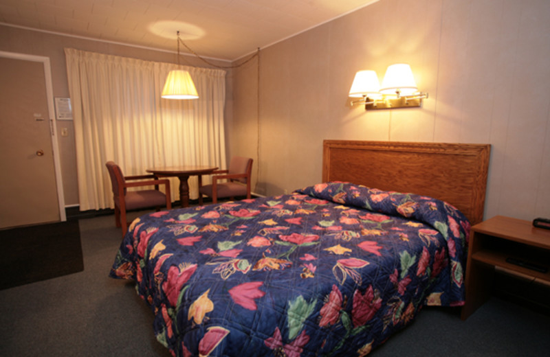 Guest room at Bluffs Inn Bessemer.