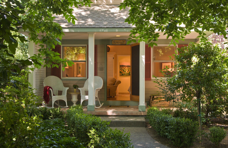 Cottage exterior at Cottage Grove Inn.