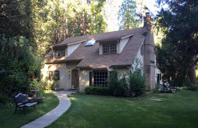 Exterior view of Highland House Bed & Breakfast.