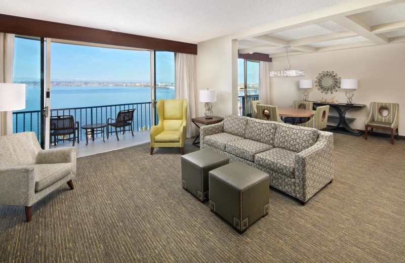 Guest room at Wyndham San Diego Bayside.