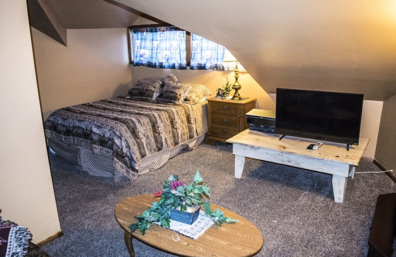 Bedroom at Alpine Forest Lodge.