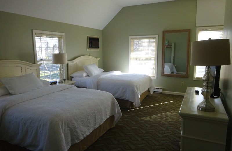 Guest room at OgunquitHotels.net.