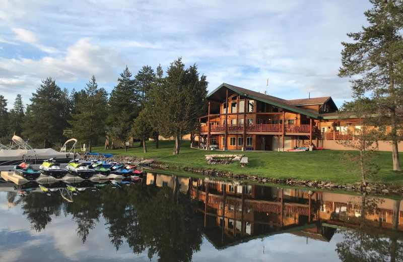 Exterior view of Lakeside Lodge and Resort.