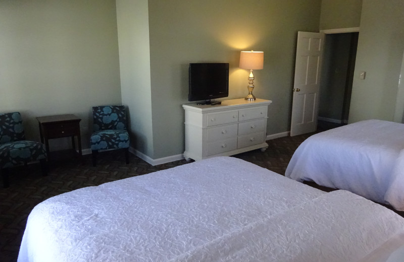 Guest room at OgunquitHotels.net.