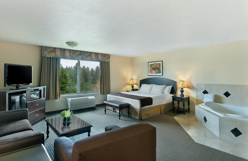 Guest room at Oxford Suites Spokane Valley.