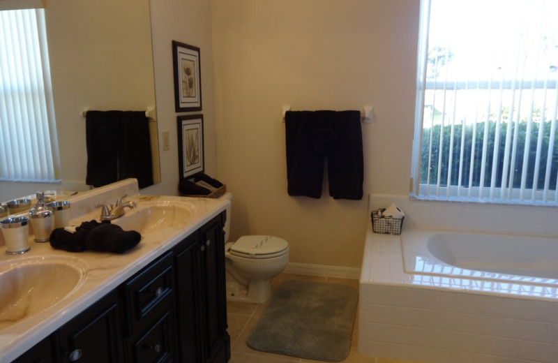 Vacation rental bathroom at Orlando Sunshine Villas.