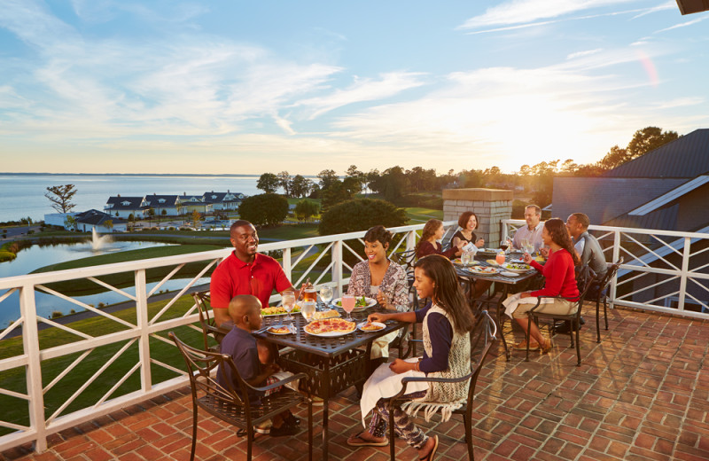 Family dining at Kingsmill Resort.