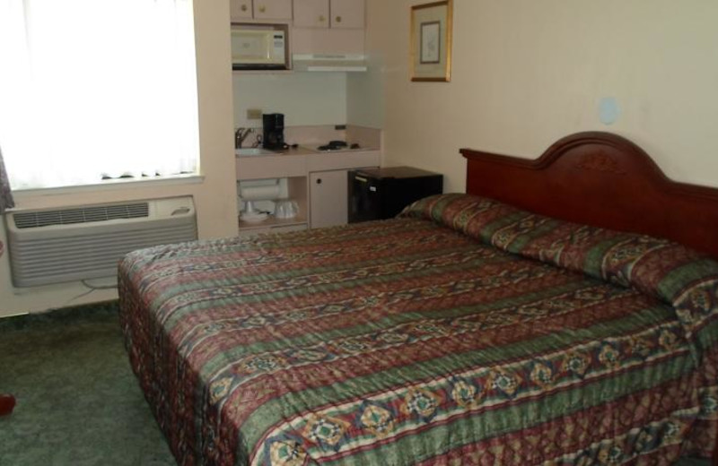 Guest room at Pacific Inn of Sunnyvale.