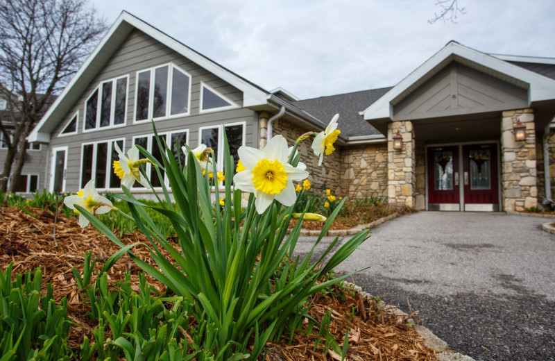 Exterior view of Waterbury Inn Condominium Resort.