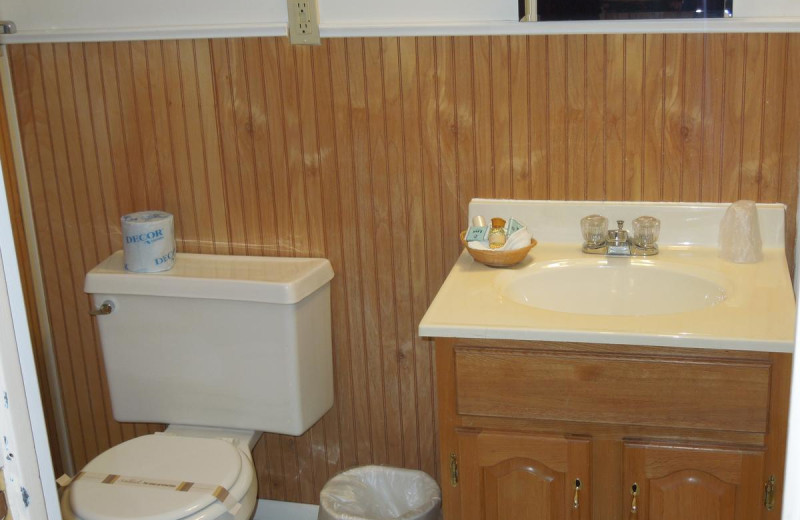 Guest bathroom at Woodlake Inn.