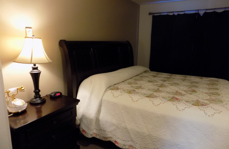 Guest bedroom at Chautauqua Lodge.