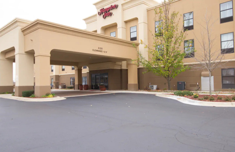 Exterior view of Hampton Inn Marshall.