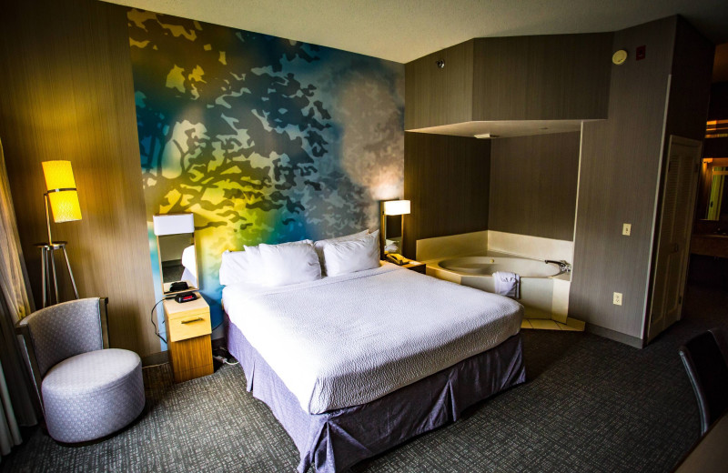 Guest room at Courtyard Memphis East/Lenox Corporate Park.