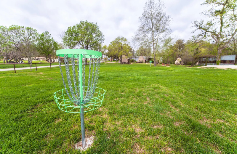 Disc golf at Geronimo Creek Retreat.