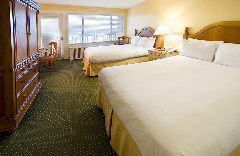 Guest room at The Lodge of Four Seasons.