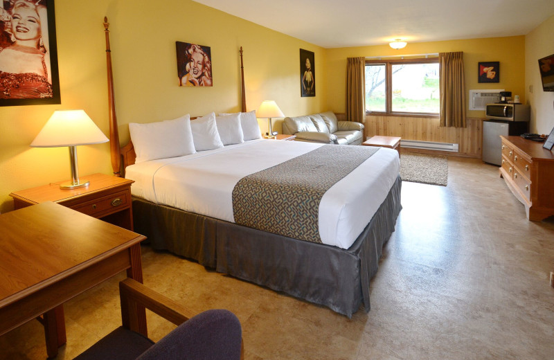 Guest bedroom at Murphy's Resort.