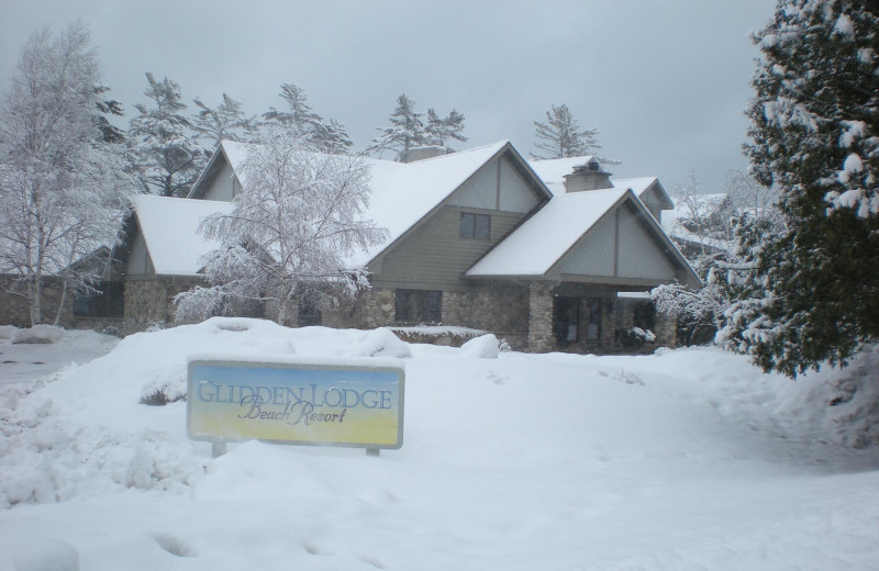Exterior view of Glidden Lodge Beach Resort.