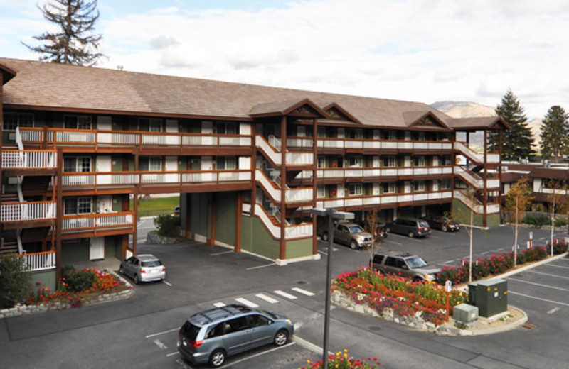 Building exterior at Lakeside Lodge & Suites.