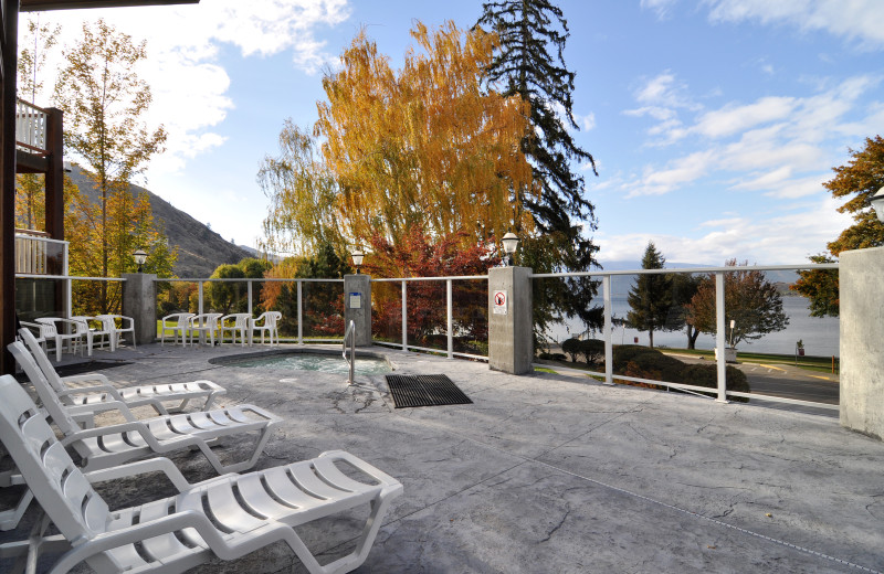 Whirlpool and sun chairs at Lakeside Lodge & Suites.