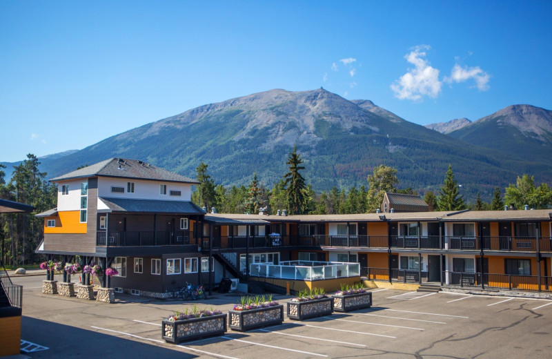 Exterior view of Mount Robson Inn.