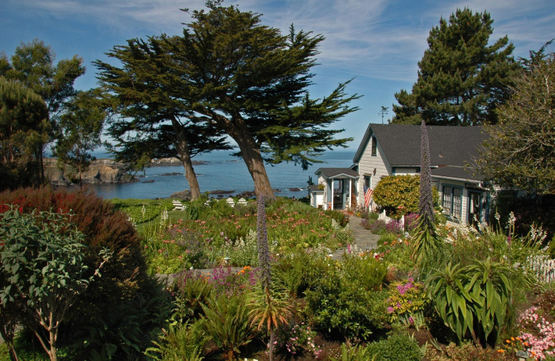 Exterior view of Agate Cove Inn.