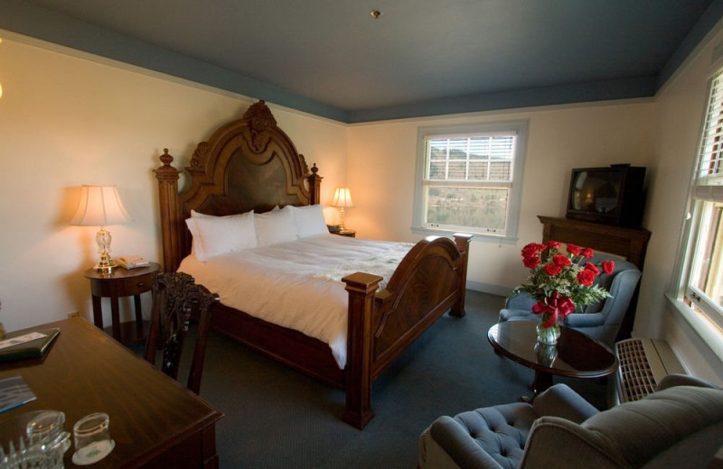 Guest bedroom at Columbia Gorge Hotel.