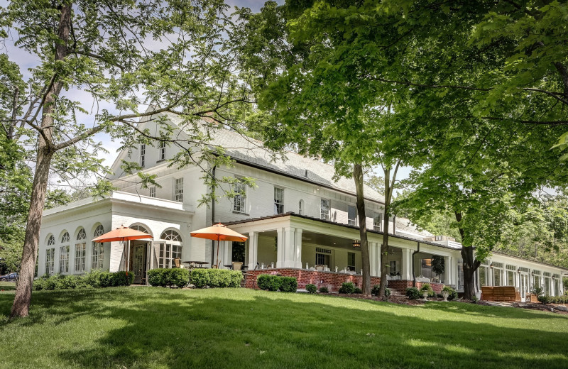 Exterior view of Stagecoach Inn.