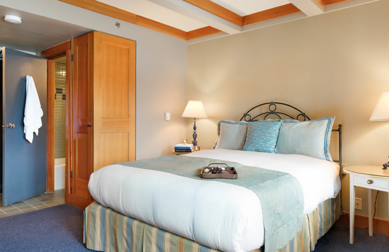 Our queen rooms have a private balcony, sitting area, gas fireplace and shower tub combination. 