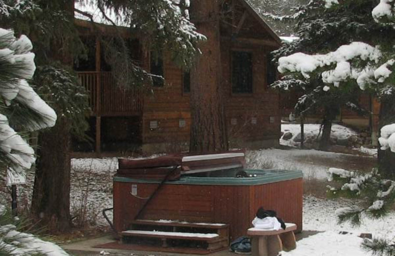 Outdoor jacuzzi at The Evergreens On Fall River.