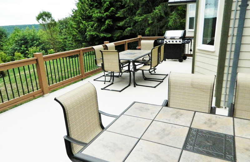 Deck patio at Blue Mountain Retreat.