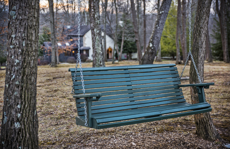 Swing bench at Glenlaurel Scottish Inn & Cottages.