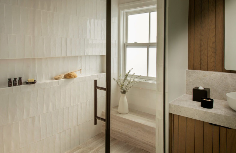 Guest bathroom at MacArthur Place.