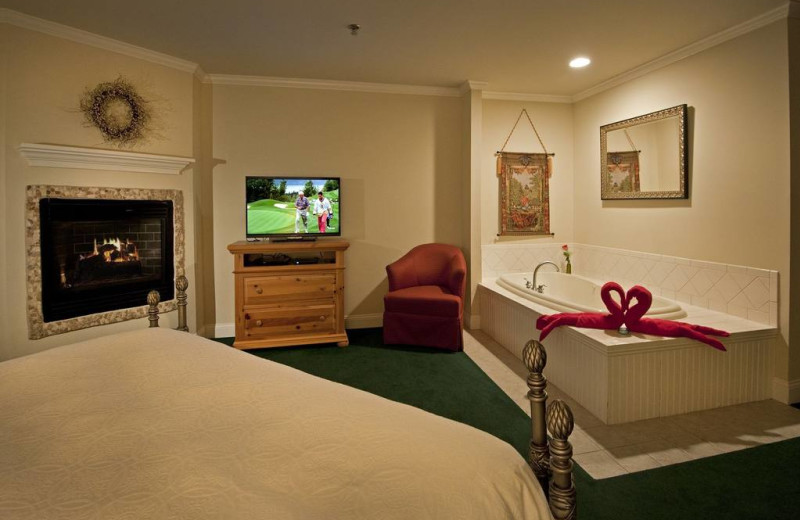 Guest room with hot tub at Snowflake Inn.