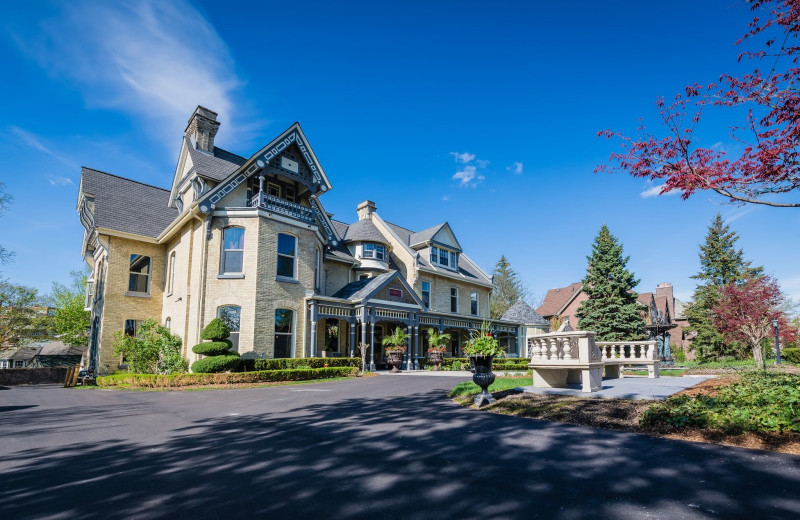 Exterior view of Idlewyld Inn.