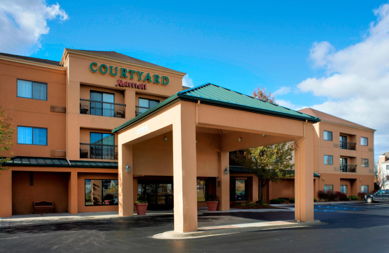 Exterior view of Courtyard Detroit Utica.