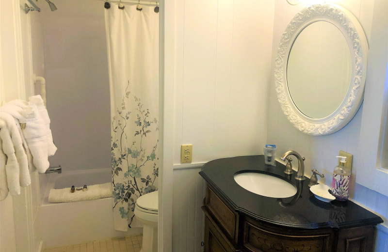 Guest bathroom at Harbour Towne Inn on the Waterfront.