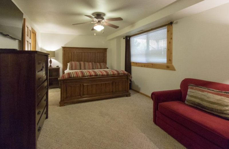 Guest bedroom at Warrens Lodging.