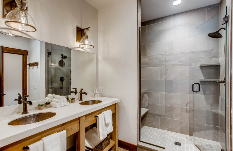 Guest bathroom at Black Canyon Inn.