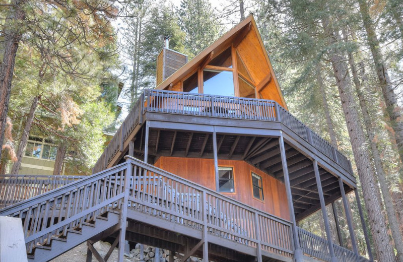 Rental exterior at Yosemite's Scenic Wonders.